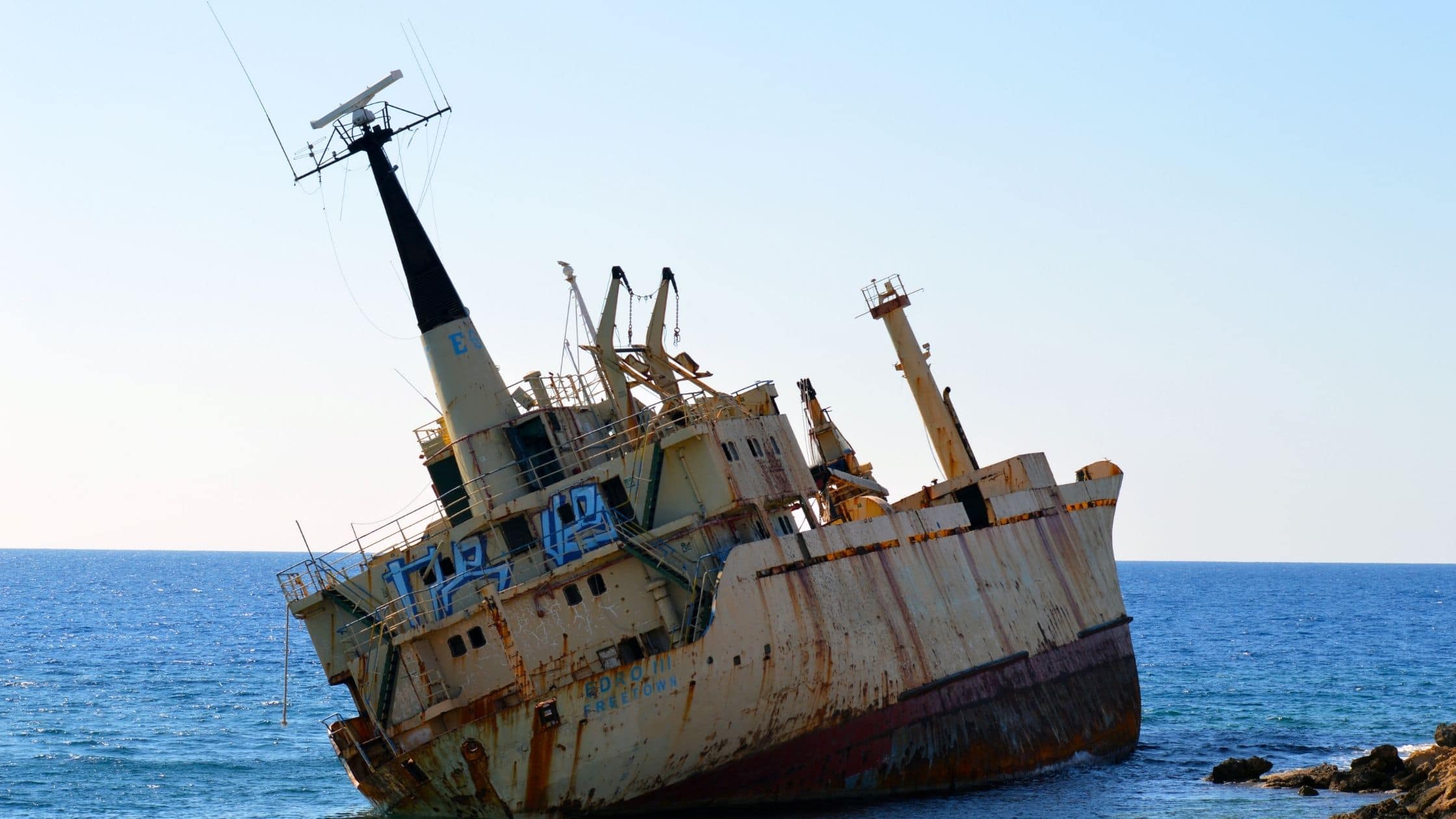 a ship has aluminum rust